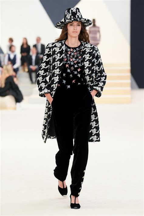 défilé chanel juillet 2022|CHANEL Fall.